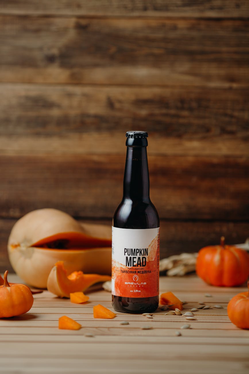 Met-Flasche in herbstlichem Setting